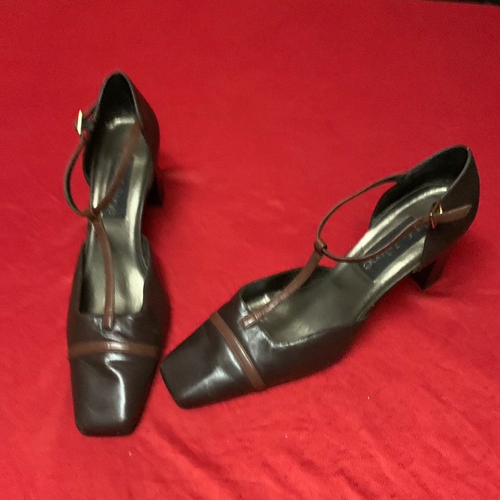 Two tone brown leather strap 2” thick Brown heel w/ leather strap across top 10m